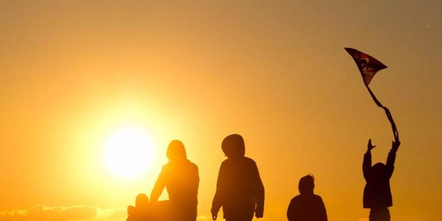 Mehr Zeit für die Familie, weniger Stress - das nehmen sich viele Menschen für das neue Jahr vor. Foto: picture alliance / Christian Charisius/dpa