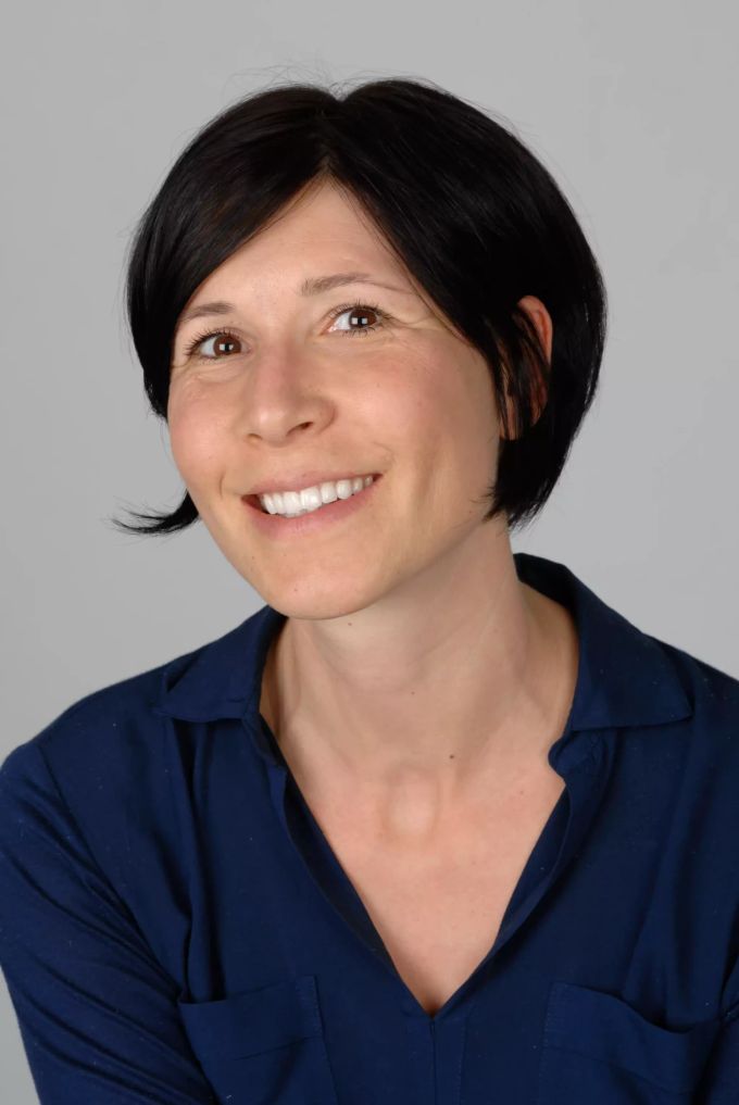 Monika Bischoff ist die Leiterin des Zentrums für Ernährungsmedizin und Prävention am Krankenhaus Barmherzige Brüder in München. Porträtfoto Frau blaue Bluse dunkle Haare