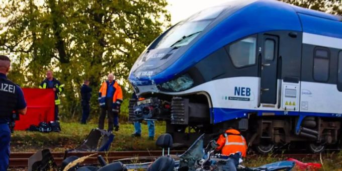 Für die Insassen des Fahrzeugs kam jede Hilfe zu spät. Foto: Philipp Neumann/TNN/dpa Für die Insassen des Fahrzeugs kam jede Hilfe zu spät. Foto: Philipp Neumann/TNN/dpa