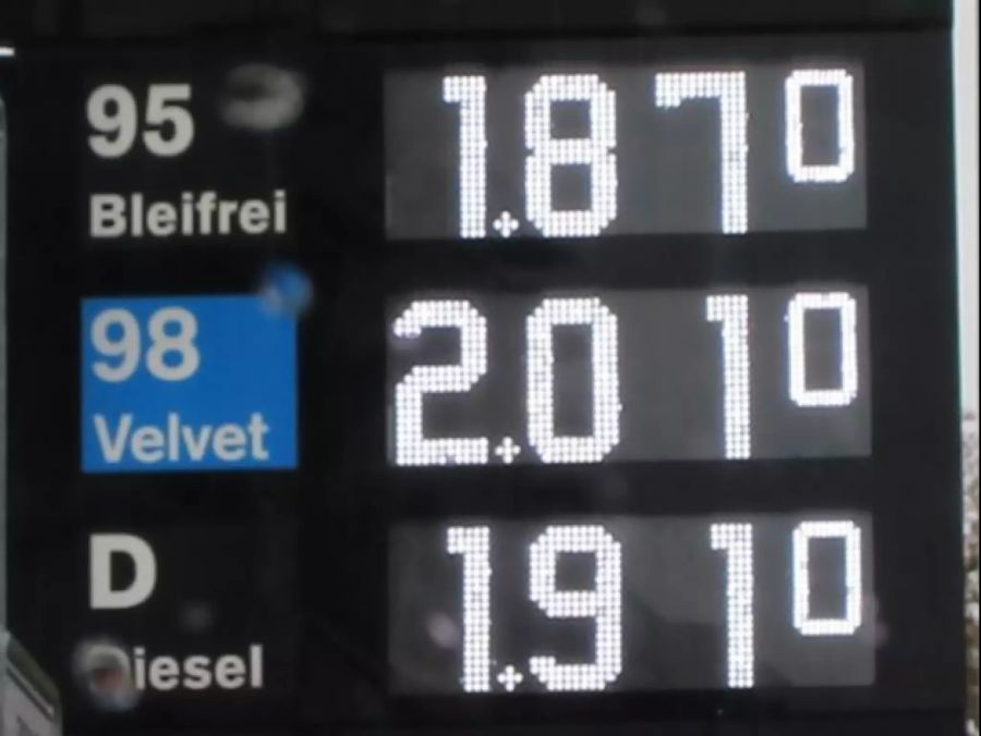 In Küsnacht ZH an der Zürcher Goldküste kostet das Benzin über 2 Franken.