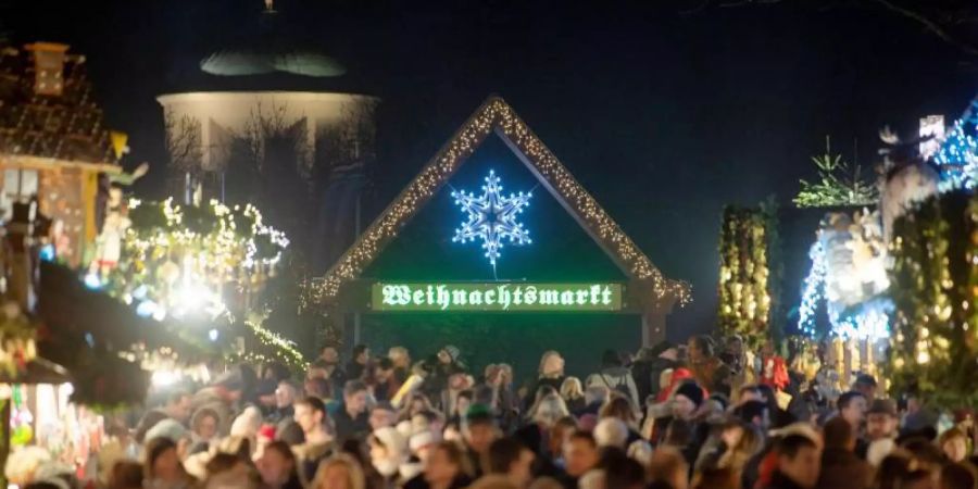 Der Weihnachtsmarkt in Stuttgart soll ab der dritten Novemberwoche öffnen. Für Angebote, die zum Verweilen einladen, wird es je nach Corona-Lage eine 3G- oder 2G-Pflicht geben. Foto: Marijan Murat/dpa/Archiv