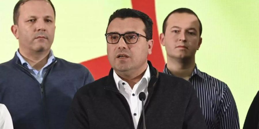 Zoran Zaev (M) bei einer Pressekonferenz in seiner Parteizentrale in Skopje. Der nordmazedonische Ministerpräsident ist nach der Niederlage bei einer landesweiten Kommunalwahl zurückgetreten. Foto: Uncredited/AP/dpa