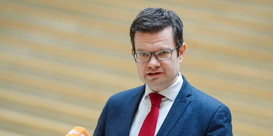 Marco Buschmann, Erster Parlamentarischer Geschäftsführer der FDP-Bundestagsfraktion, gibt eine Pressekonferenz zur Entscheidung des Bundesverfassungsgerichts zur «Bundes-Notbremse» zur Eindämmung der Corona-Pandemie. Foto: Kay Nietfeld/dpa