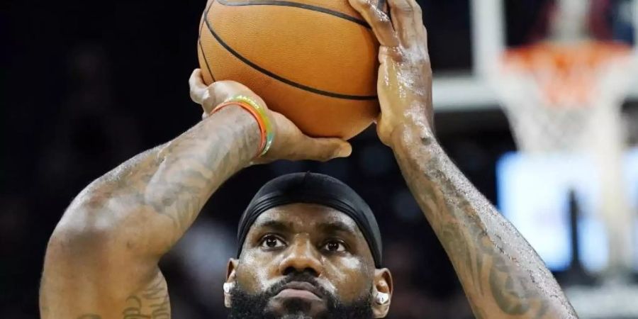 Basketball-Star LeBron James steht auf der Corona-Liste der NBA. Das bedeutet mit an Sicherheit grenzender Wahrscheinlichkeit, dass er entweder positiv auf das Virus getestet wurde oder ein unklares Testergebnis vorliegt. Foto: Ross D. Franklin/AP/dpa