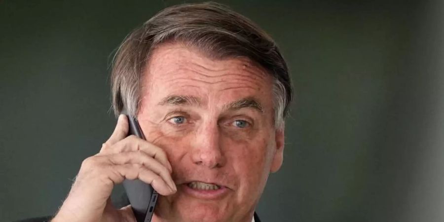 Verharmlost das Coronavirus seit Beginn der Pandemie und lehnt Schutzmassnahmen sowie Einschränkungen ab: Jair Bolsonaro. Foto: Eraldo Peres/AP/dpa