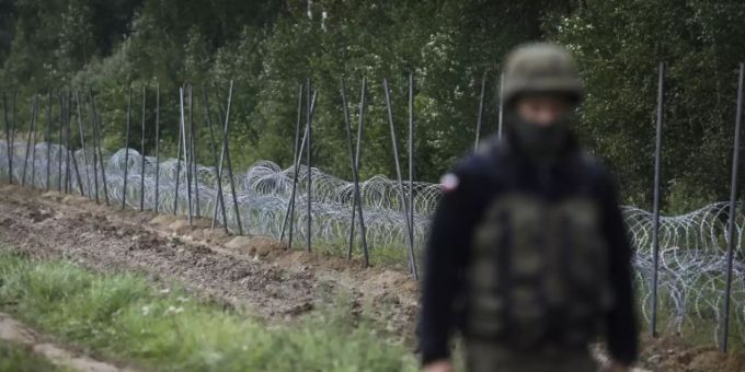 Polnischer Soldat an der Grenze zu Belarus Polen Belarus