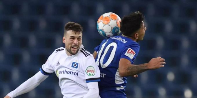 Hamburgs Jonas Meffert (l) und Schalkes Rodrigo Zalazar steigen zum Kopfballduell hoch. Foto: Christian Charisius/dpa Hamburgs Jonas Meffert (l) und Schalkes Rodrigo Zalazar steigen zum Kopfballduell hoch. Foto: Christian Charisius/dpa
