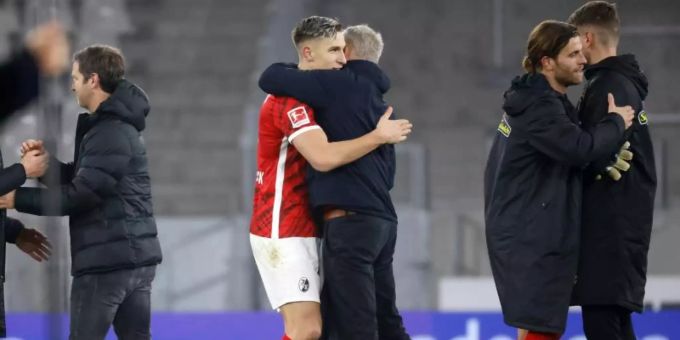 Freiburgs Trainer Christian Streich (Mitte rechts) umarmt Freiburgs Nico Schlotterbeck (Mitte links) nach Spielende. Foto: Philipp von Ditfurth/dpa Freiburgs Trainer Christian Streich (Mitte rechts) umarmt Freiburgs Nico Schlotterbeck (Mitte links) nach Spielende. Foto: Philipp von Ditfurth/dpa