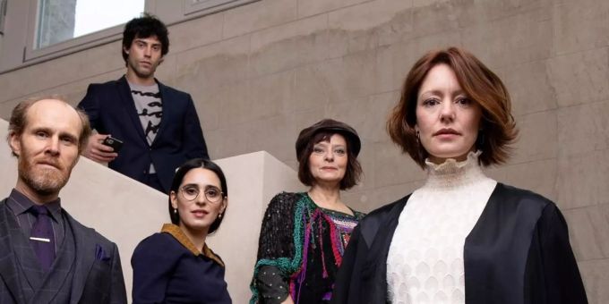 «Legal Affairs: Hexenjagd»: Kanzleichefin Leo (Lavinia Wilson, r.), ihre Zugpferde Cecil (Niels Borman, l.) und Elena (Maryam Zaree, Mitte l.), Detektivin Mimi (Michaela Caspar, Mitte r.) und Neuzugang Adrian (Aaron Altaras, hinten). anwalt
