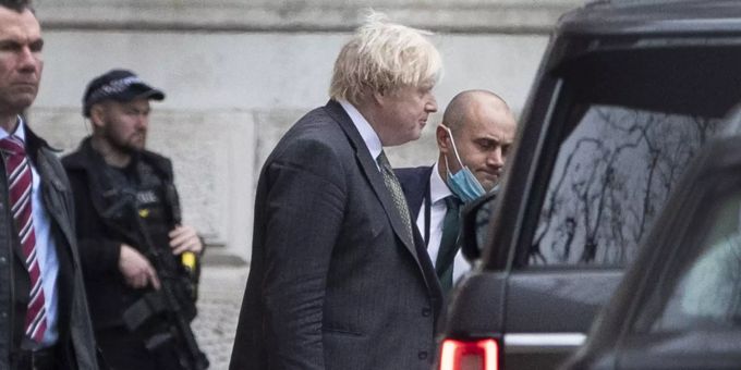 Boris Johnson verlässt am 17. Dezember 2021 die Downing Street in London. UK Prime Minister Boris Johnson in London
