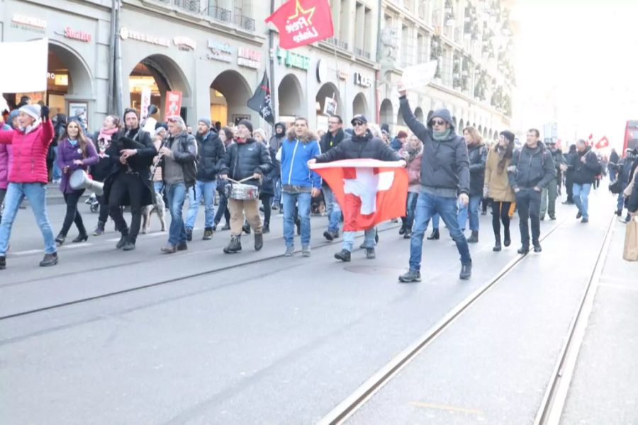 Begleitet von Dudelsäcken und Trommeln zog der Umzug lautstark durch die Berner Innenstadt.