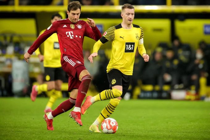 Leon Goretzka im Duell gegen Marco Reus. Goretzka