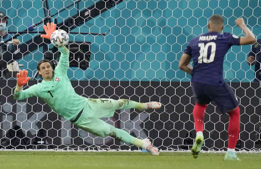 Yann Sommer hält den entscheidenden Penalty von Kylian Mbappé.