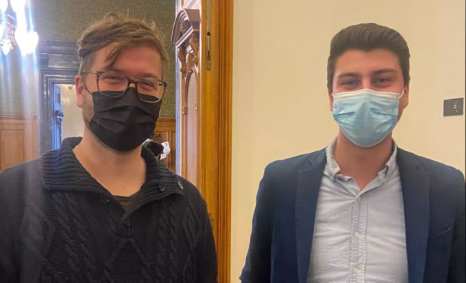 Sam trifft Fabian Molina im Bundeshaus. Sam trifft Fabian Molina im Bundeshaus.