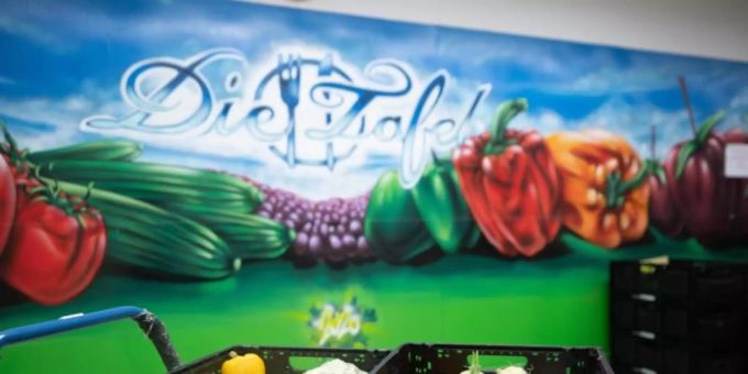 Frisches Obst und Gemüse werden in den Tafeln aktuell besonders nachgefragt. Foto: Sebastian Gollnow/dpa Frisches Obst und Gemüse werden in den Tafeln aktuell besonders nachgefragt. Foto: Sebastian Gollnow/dpa