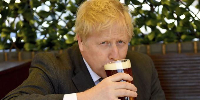 Der britische Premierminister Boris Johnson trinkt aus einem Pint-Glas (0,568 Liter). (Archivbild) Der britische Premierminister Boris Johnson trinkt aus einem Pint-Glas (0,568 Liter). (Archivbild)