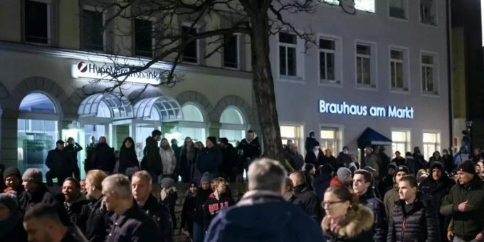 Gegner der Corona-Massnahmen bei einem von ihnen so bezeichneten «Spaziergang» im unterfränkischen Schweinfurt. Foto: Daniel Vogl/dpa Gegner der Corona-Massnahmen bei einem von ihnen so bezeichneten «Spaziergang» im unterfränkischen Schweinfurt. Foto: Daniel Vogl/dpa