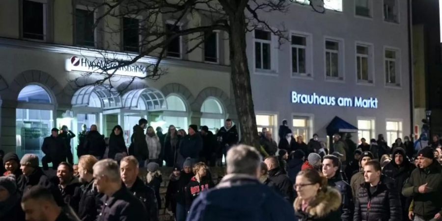 Gegner der Corona-Massnahmen bei einem von ihnen so bezeichneten «Spaziergang» im unterfränkischen Schweinfurt. Foto: Daniel Vogl/dpa