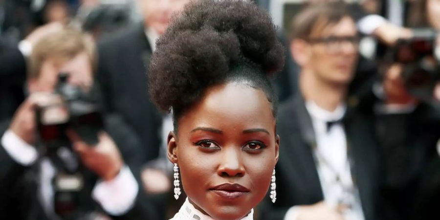 Lupita Nyong'o hat sich trotz vollständiger Impfung mit Corona infiziert.