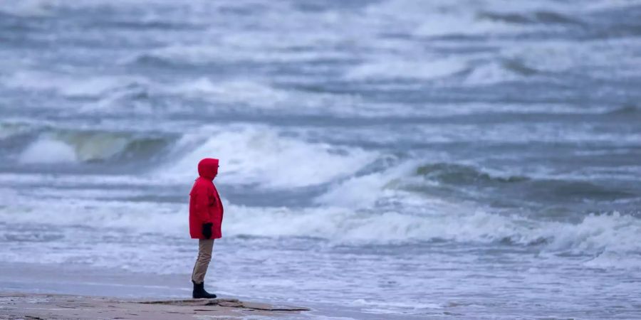 Strand Meer aufgewühlt rote Jacke Person