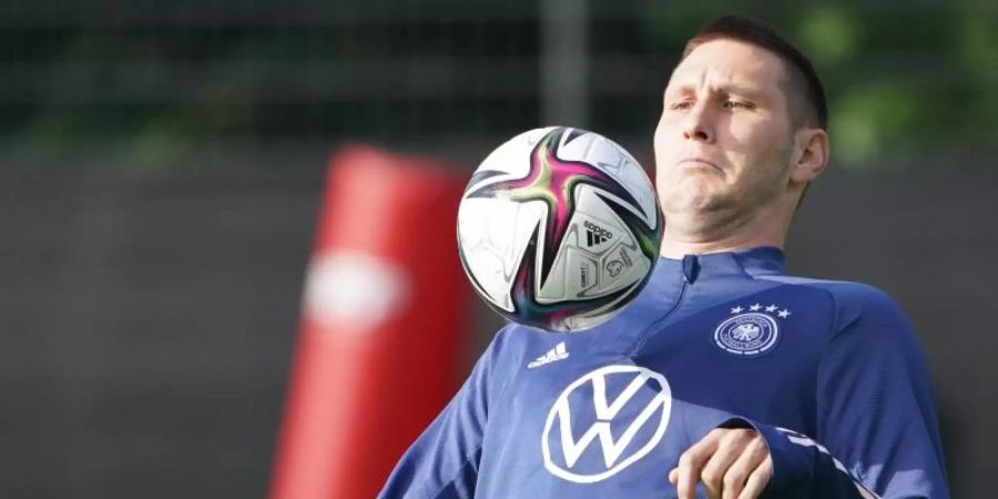 In der Innenverteidigung für das Spiel gegen Rumänien gesetzt: Niklas Süle beim Aufwärmen. Foto: Marcus Brandt/dpa