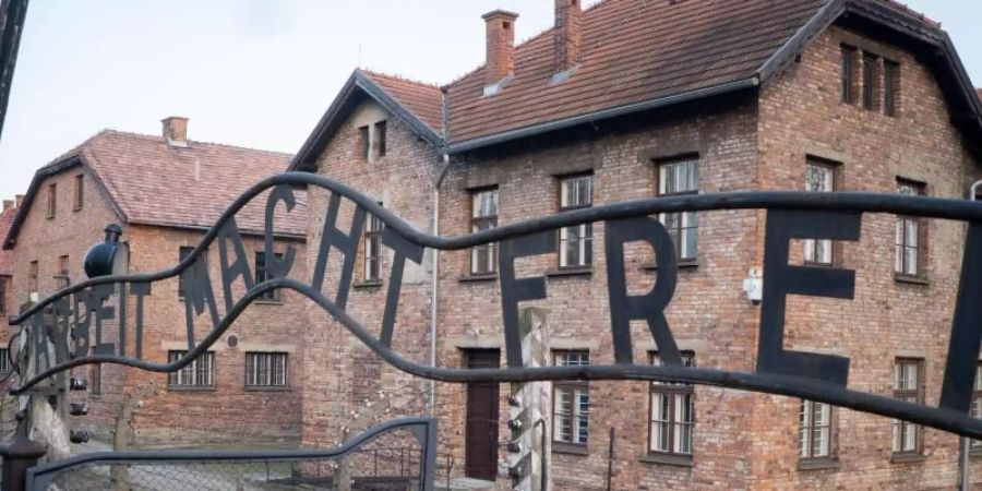 Mehrere historische Gebäude der NS-Gedenkstätte Auschwitz-Birkenau sind mit antisemitischen Parolen beschmiert worden. Foto: Kay Nietfeld/dpa