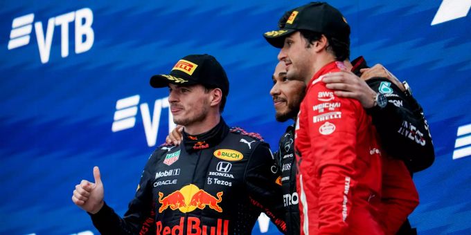 Max Verstappen (Red Bull Racing), Lewis Hamilton (Mercedes) und Carlos Sainz (Ferrari) nach dem Russland-GP der Formel 1. Max Verstappen Formel 1