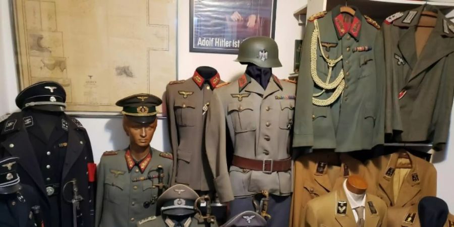 Die Uniform-Sammlung des Verdächtigen