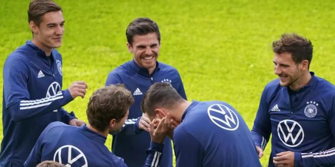 Die DFB-Spieler haben beim Abschlusstraining im Volksparkstadion beste Laune. Foto: Marcus Brandt/dpa Die DFB-Spieler haben beim Abschlusstraining im Volksparkstadion beste Laune. Foto: Marcus Brandt/dpa