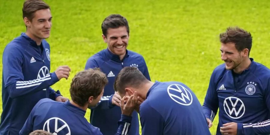 Die DFB-Spieler haben beim Abschlusstraining im Volksparkstadion beste Laune. Foto: Marcus Brandt/dpa