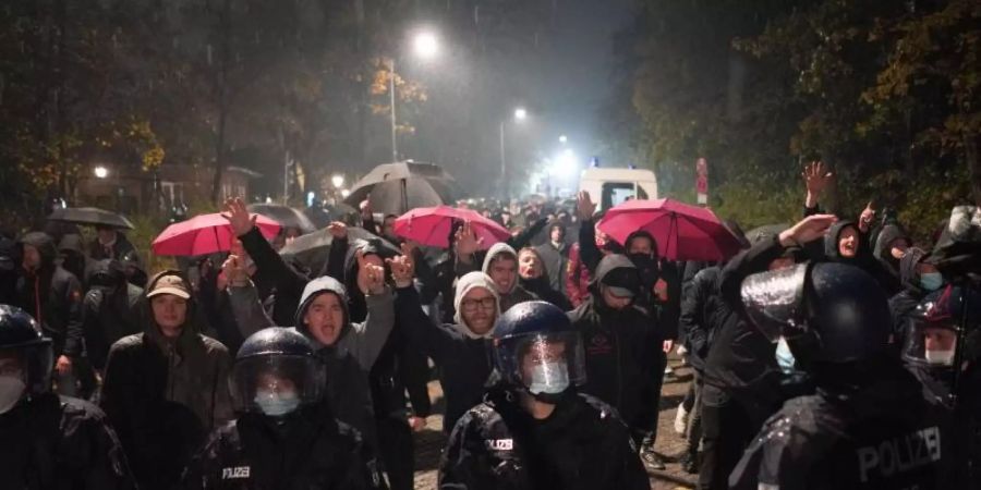 Zahlreiche Polizisten begleiteten die Fans von Feyenoord Rotterdam zum Olympiastadion. Foto: Jörg Carstensen/dpa
