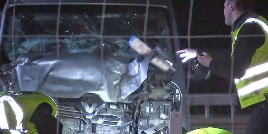 Ein Autowrack steht nach dem Verkehrsunfall auf der Autobahn 14. Foto: Tobias Junghannss/dpa