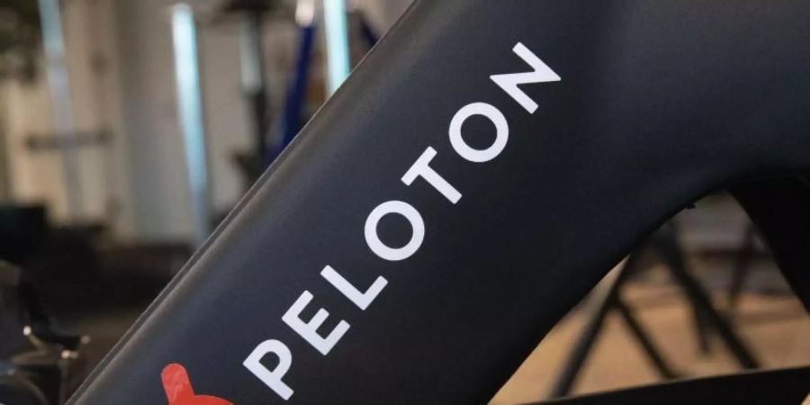 Das Peloton-Logo ziert den Rahmen eines stationären Fahrrads. Foto: Mark Lennihan/AP/dpa