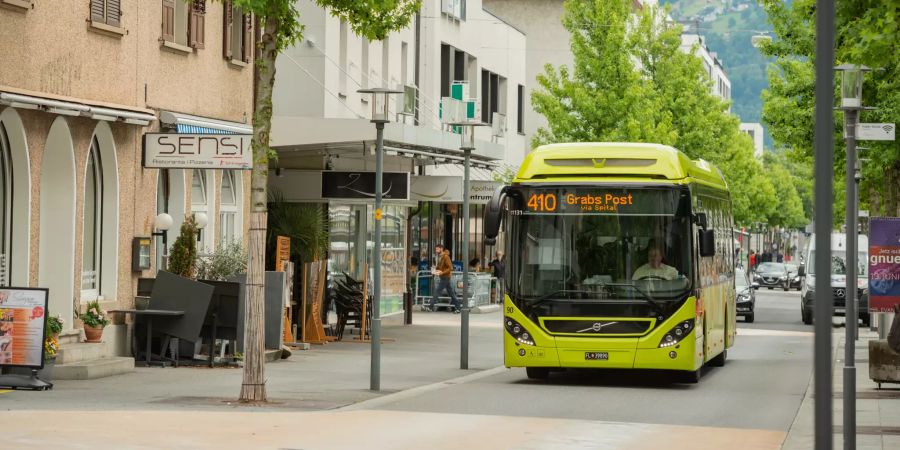 Der Bus Richtung Grabs an der Churerstrasse in Buchs (SG).