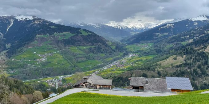 Ausblick auf Jenaz aus Furna. Ausblick auf Jenaz aus Furna.