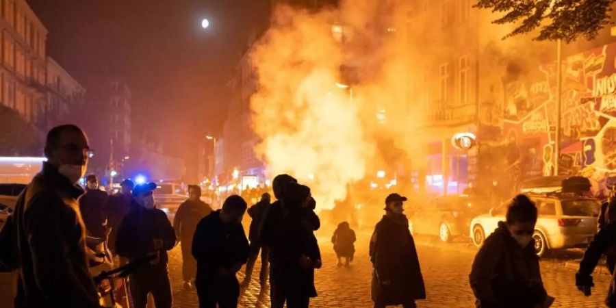 Aus Protest gegen die Räumung des Wagencamps «Köpi-Platz» in Berlin sind am Freitagabend in Hamburg nach Polizeiangaben etwa 500 Demonstranten aus der linksautonomen Szene auf die Strasse gegangen. Foto: Jonas Walzberg/dpa