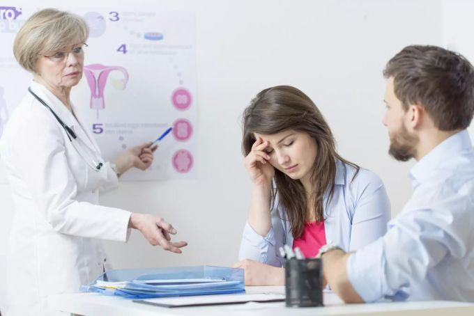 Die meisten anerkannten Risikofaktoren für Infertilität sind für Männer und Frauen gleich. (Symbolbild) Hormonelle Störungen