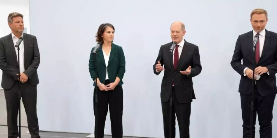 Robert Habeck (l-r), Annalena Baerbock, Olaf Scholz und Christian Lindner geben nach den Sondierungsgesprächen ein Statement ab. Foto: Kay Nietfeld/dpa