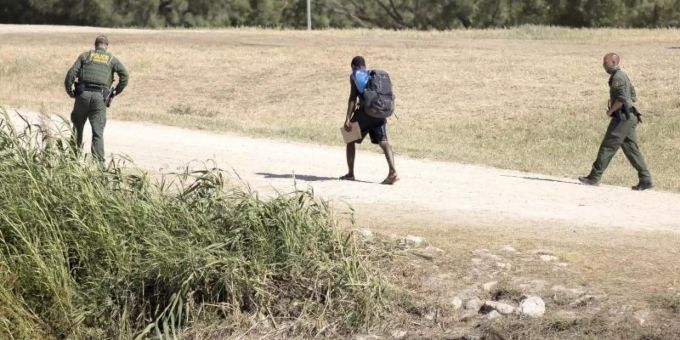 US-Grenzschutzbeamte sprechen mit einem haitianischen Migranten, der von Ciudad Acuna, Mexiko, in die USA eingereist ist. (Archivbild). Foto: Nick Wagner/XinHua/dpa US-Grenzschutzbeamte sprechen mit einem haitianischen Migranten, der von Ciudad Acuna, Mexiko, in die USA eingereist ist. (Archivbild). Foto: Nick Wagner/XinHua/dpa