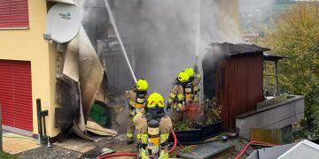 An der Hausfassade entstand starker Brandschaden