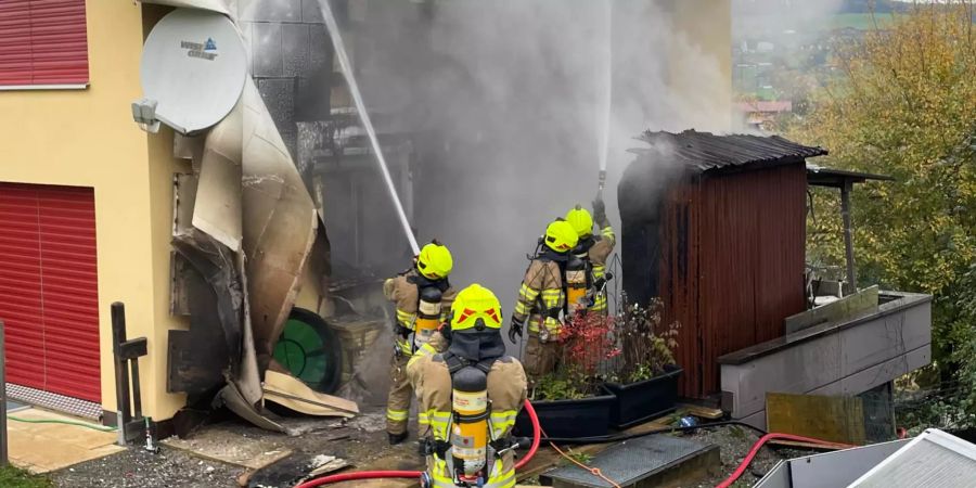 An der Hausfassade entstand starker Brandschaden