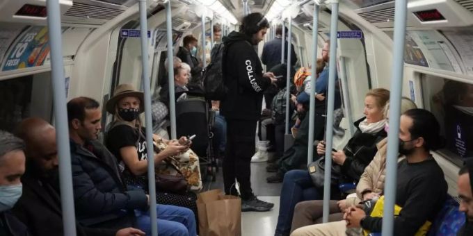 Eigentlich herrscht zumindest in U-Bahnen in London Maskenpflicht. Doch seit dem von der Regierung verkündeten «Freedom Day» verzichten viele Britinnen und Briten auf Schutzmassnahmen. Foto: Matt Dunham/AP/dpa Eigentlich herrscht zumindest in U-Bahnen in London Maskenpflicht. Doch seit dem von der Regierung verkündeten «Freedom Day» verzichten viele Britinnen und Briten auf Schutzmassnahmen. Foto: Matt Dunham/AP/dpa