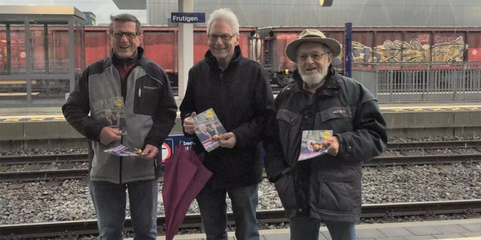 Verteilaktion: Trotz Wind und Wetter stehen die Mitglieder der SP Frutigland für ihre Anliegen auch mal auf der Strasse oder am Bahnhof. SP Frutigland Verteilaktion