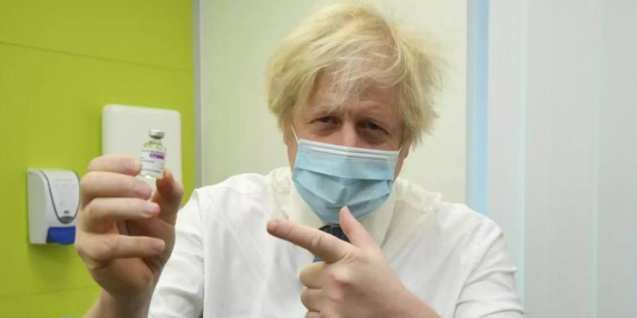 Boris Johnson, Premierminister von Grossbritannien, hält ein Fläschchen mit Impfstoff von Astrazeneca während seines Besuchs in dem Corona-Impfzentrum des Zentrums für Gesundheit und Wohlbefinden in Orpington.