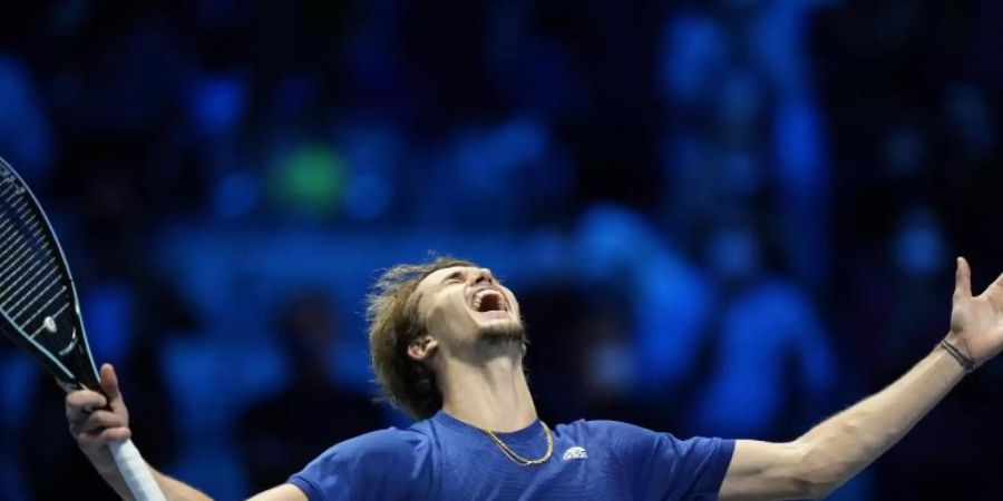 Alexander Zverev jubelt nach seinem Sieg im ATP-Finale gegen den Russen Daniil Medwedew. Foto: Luca Bruno/AP/dpa