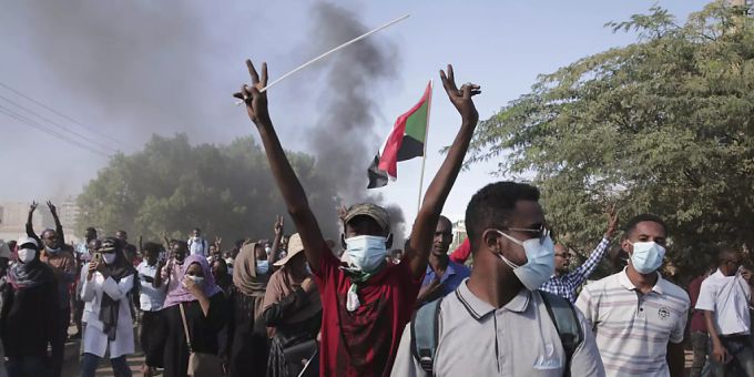 Protestteilnehmer nehmen an einer Demonstration gegen die Übergangsregierung im Sudan teil. Foto: Marwan Ali/AP/dpa Protestteilnehmer nehmen an einer Demonstration gegen die Übergangsregierung im Sudan teil. Foto: Marwan Ali/AP/dpa