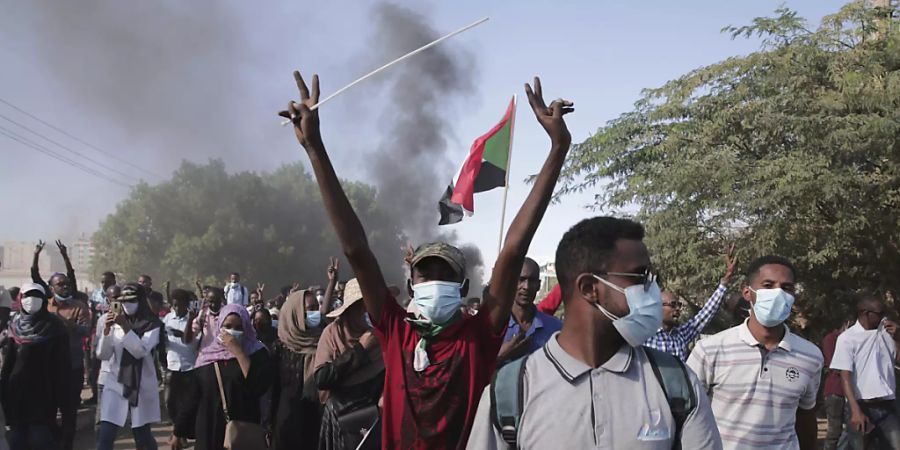 Protestteilnehmer nehmen an einer Demonstration gegen die Übergangsregierung im Sudan teil. Foto: Marwan Ali/AP/dpa