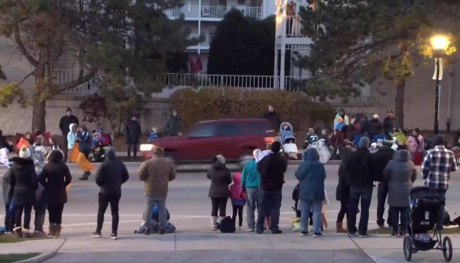 Am Sonntag raste ein roter SUV in die Weihnachtsparade der Stadt Waukesha im US-Bundesstaat Wisconsin.