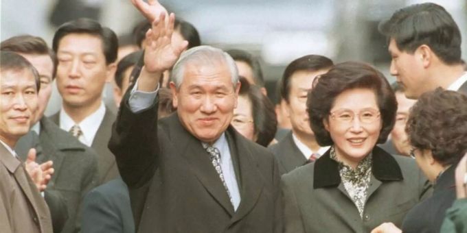 Der frühere südkoreanische Präsident Roh Tae Woo neben seiner Frau Kim Ok Sook, nachdem er 1997 aus dem Gefängnis entlassen wurde. Foto: Uncredited/Yonhap/dpa Der frühere südkoreanische Präsident Roh Tae Woo neben seiner Frau Kim Ok Sook, nachdem er 1997 aus dem Gefängnis entlassen wurde. Foto: Uncredited/Yonhap/dpa