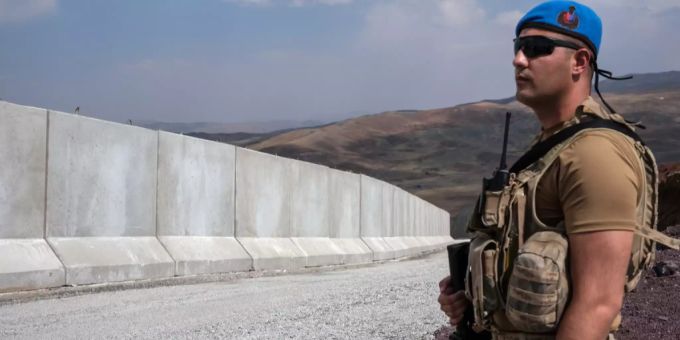 Ein türkischer Soldat bewacht die Grenze zum Iran. Türkei